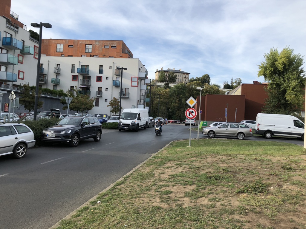 Nebezpečné parkování  Vršovická - Lidl/rezidence/čerpací stanice