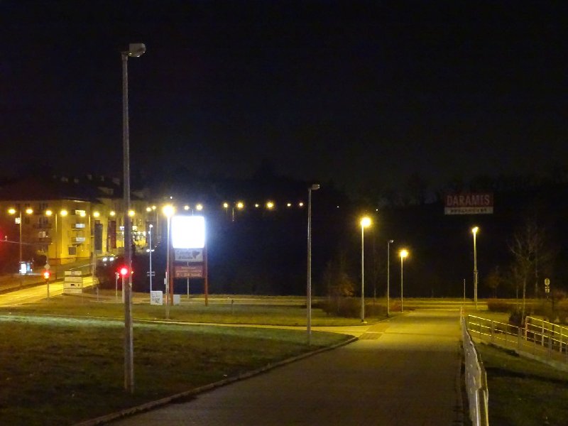 Spojovací: nesvítící lampy u chodníku nad Kauflandem