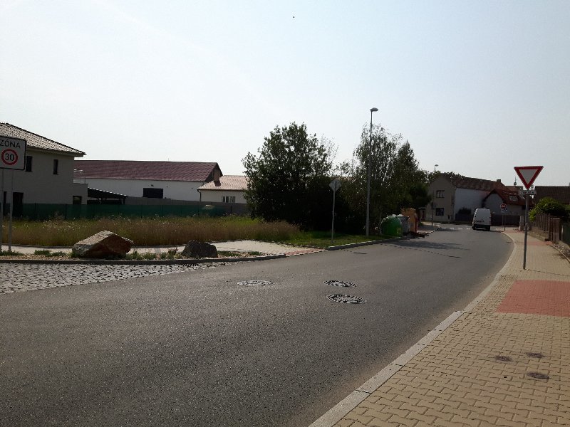 Chybějící část chodníku v ulici Josefa Bíbrdlíka v  Újezdu u Průhonic