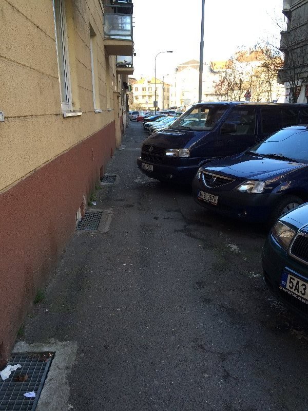 Nedostatečná šíře chodníku v ulici Pivovarnická