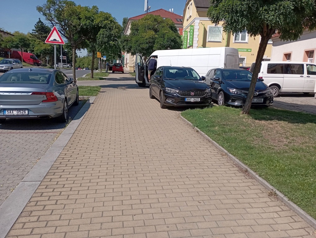 Divoké parkování na chodníku