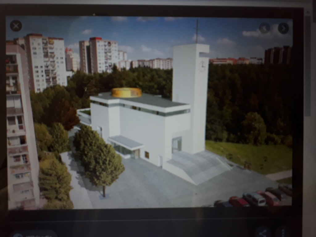 Nový kostel Barrandov - proč je parkování nalepené až na kostel?