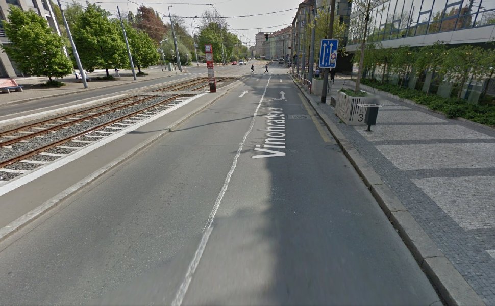 Chybějící přechod na zastávku tram Vozovna Strašnice