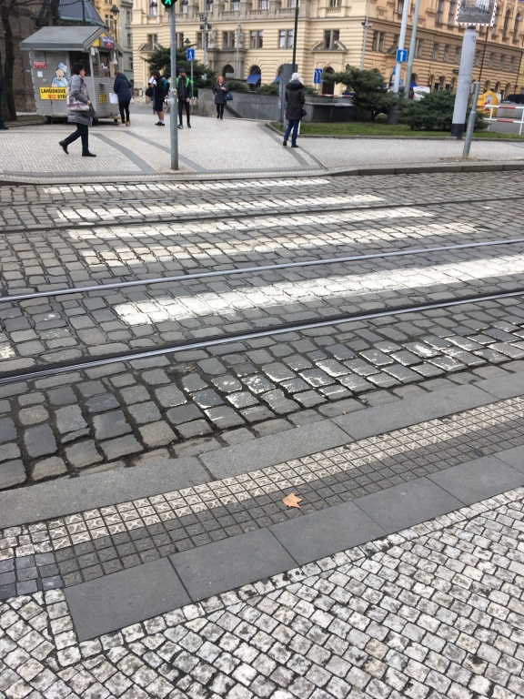 Povrch přechodu tramvajové tratě na náměstí Míru, Praha 2