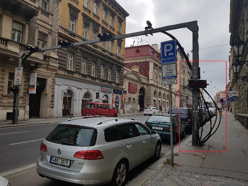 Trčící kabely ze světelné signalizace u hasičárny v ulici Sokolská 