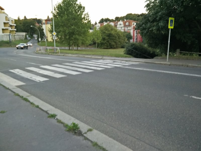 Nevyhovující přechody pro chodce v ulici Podbělohorská