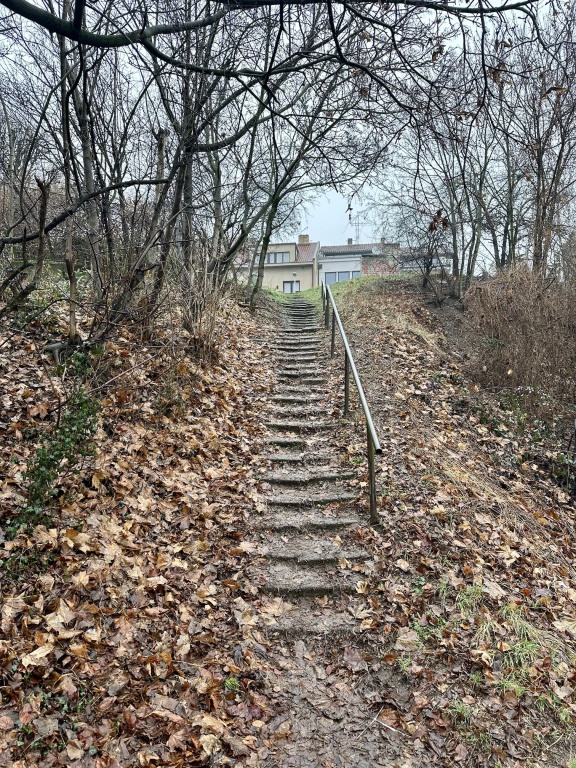Neschůdné schodiště mezi ulicemi Nad Klikovkou a Pod Hybšmankou