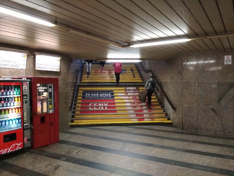 Chybějící eskalátor mezi metrem a autobusovým nádražím Florenc
