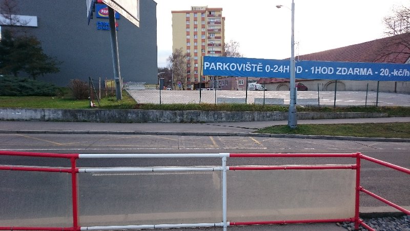 Chybějící přechody do zastávky tramvaje Hloubětín 