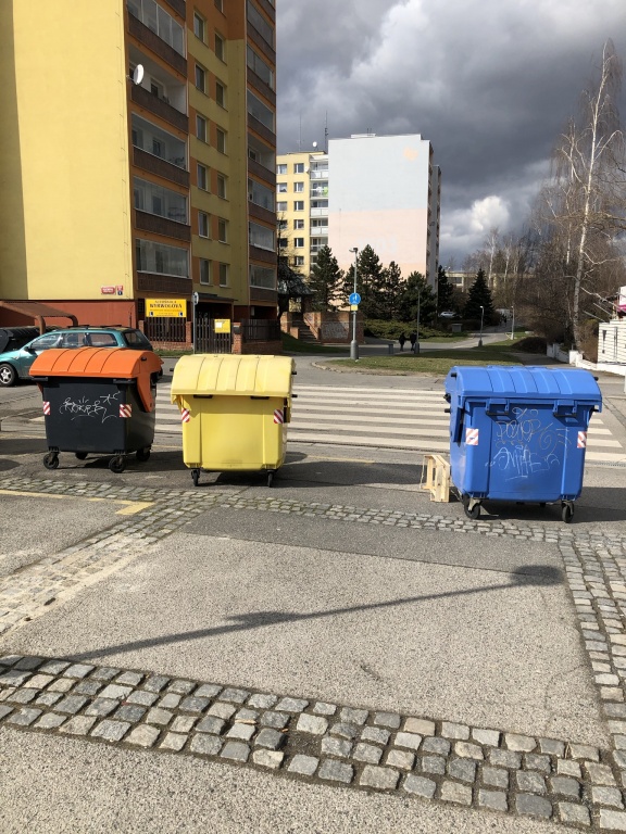 Kontejnery na tříděný odpad na přechodu ve Vlachově ulici