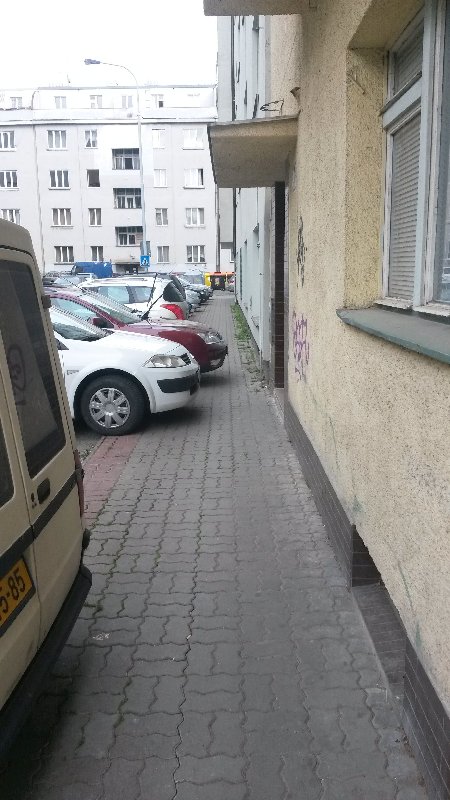 Neohraničené parkování na chodníku