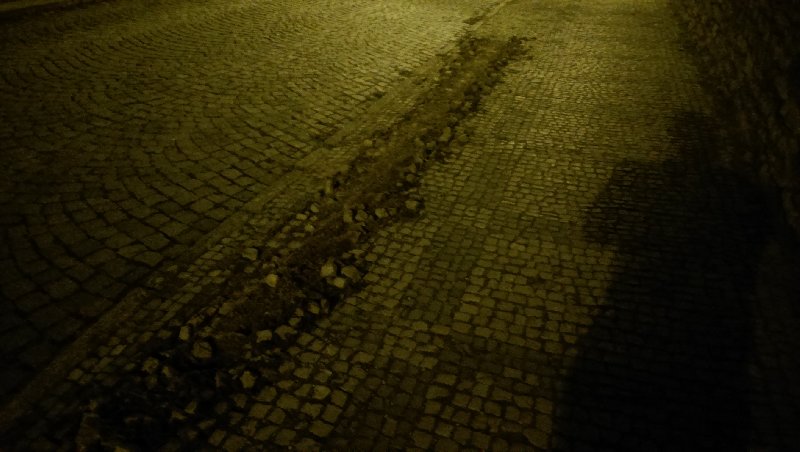 Silně poškozený chodník v ulici Na Podkovce na č. 25
