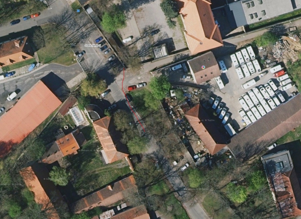 Tekoucí splašková kanalizace po povrchu vozovky - Ruzyňská věznice