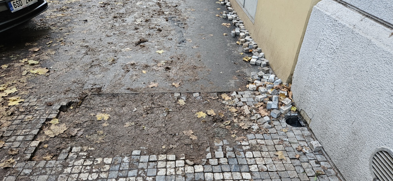 rozbity chodnik v ulici Laubova 5, Praha 3