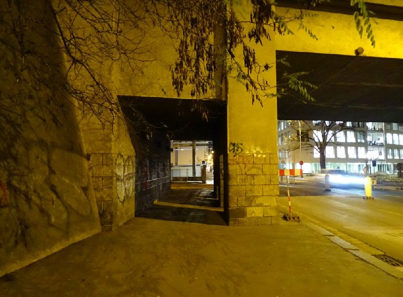 Nefunkční osvětlení v průchodech pod tratí - Svornosti-Strakon.