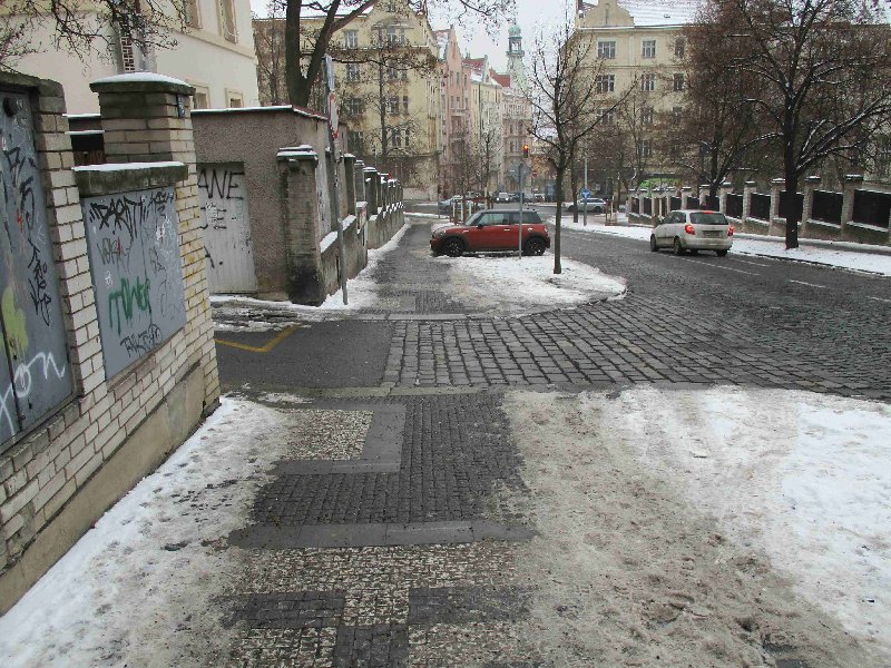 Chorvatská 2 - překážka pro chodce i úklid chodníku