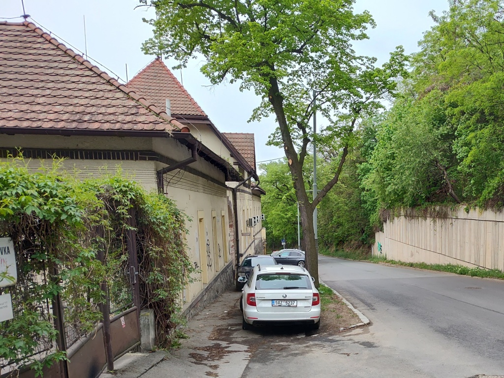 Ulice Bulovka, jediný chodník zcela zabraný auty