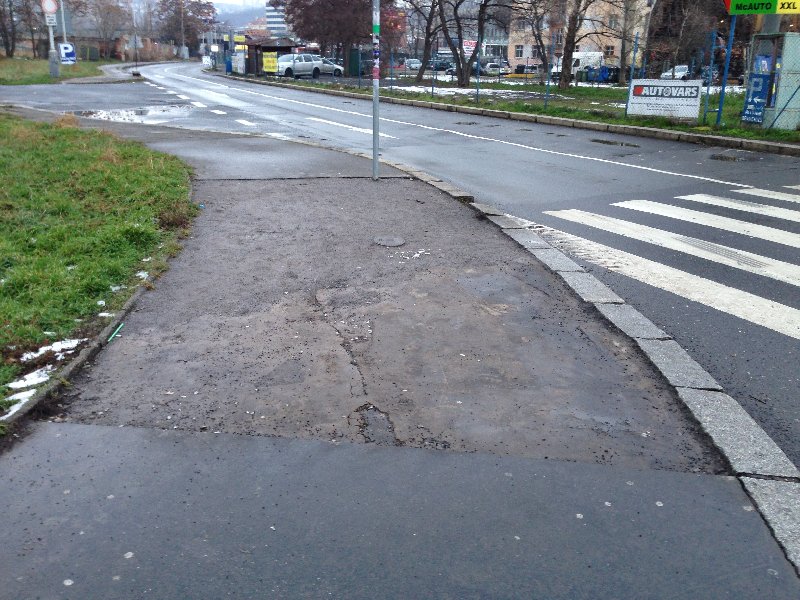 Chybějící asfalt na chodníku v Jankovcově