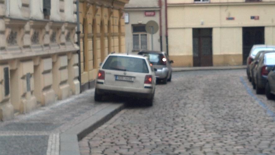 Stání aut na chodníku, Černá, Praha 1