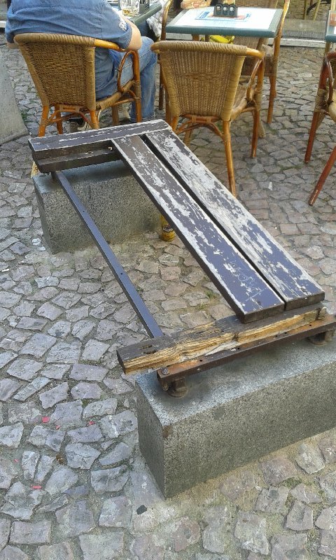 2 zdemolované lavičky na Betlémském náměstí