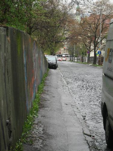 Nebezpečný chodník  Chorvatská ulice Korunní-Hradešínská 