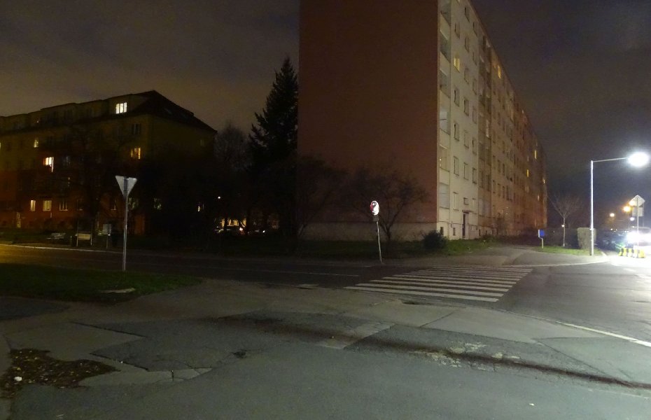 Nedostatečné osvětlení - Jabloňová, u zastávky Centrum Zahr. M.