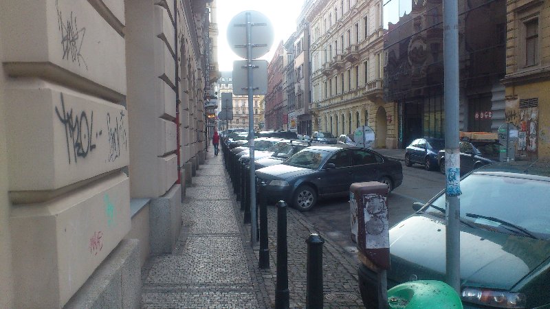 Nedostatečný chodník ve Vladislavově ulici